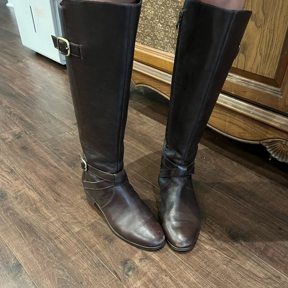 UGG Boots size 8.5 - Picture 2 of 8